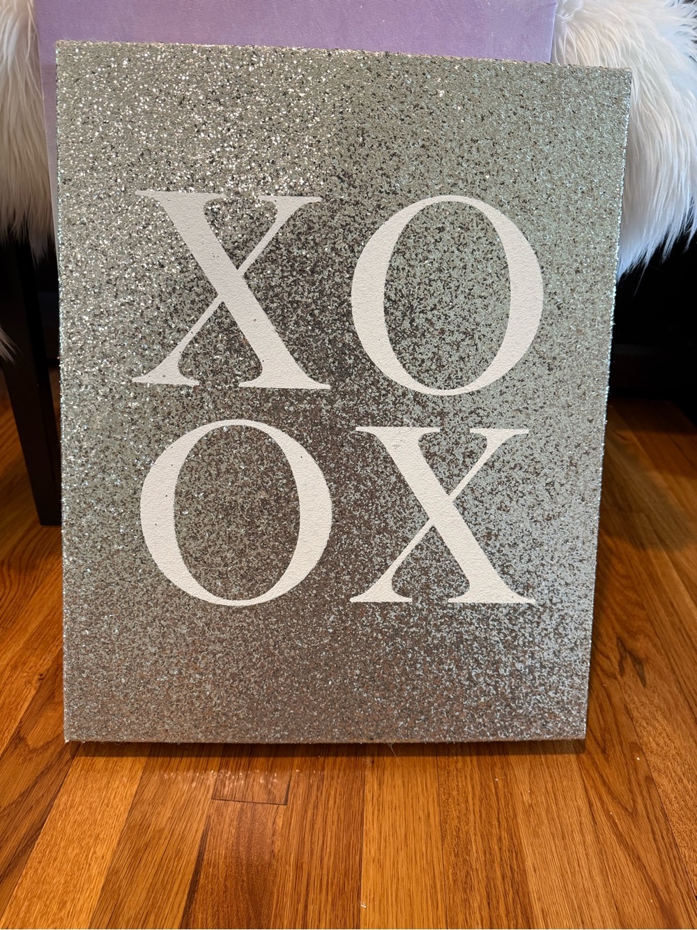 Glitter 'XOXO' Wall Art – Silver White Accent